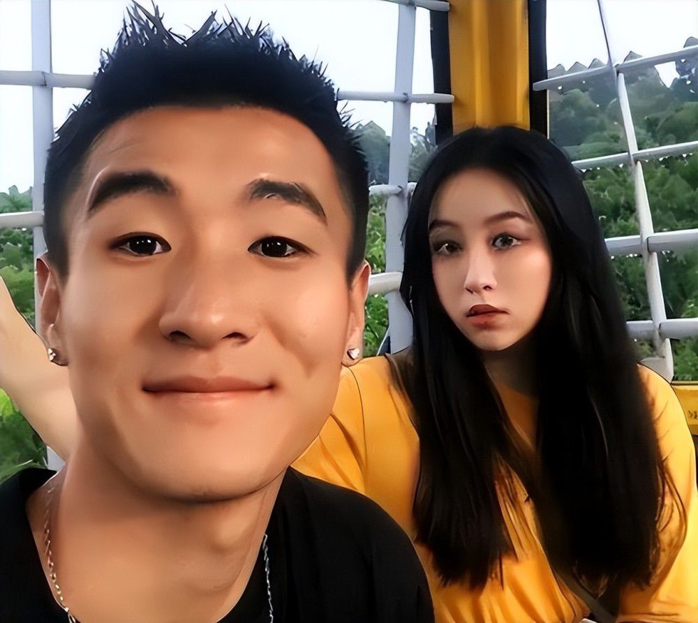 而且，他没有带着吴鑫回自己那一桌，而是直接带着吴鑫，奔着叶辰而来。